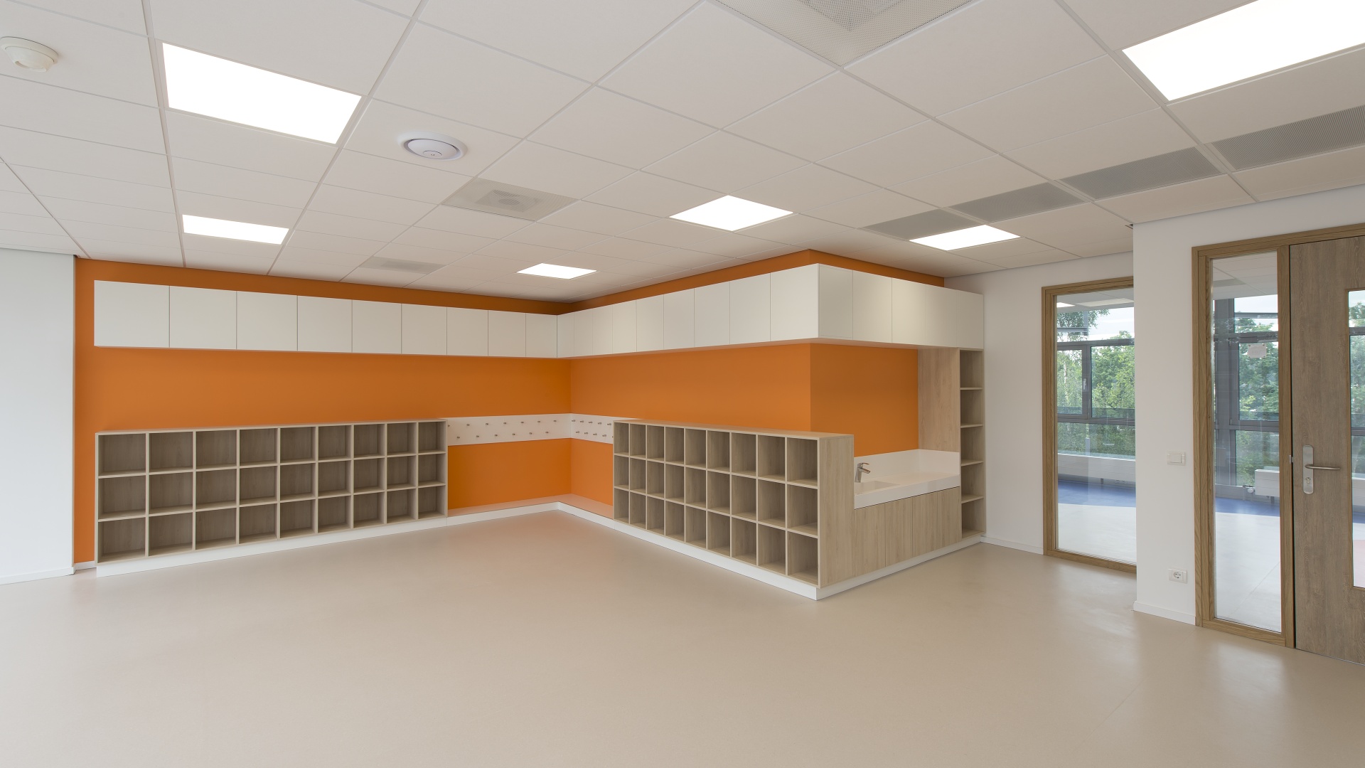 Kasten, garderobe en wastafel in klaslokaal, kleur eiken/ wit / oranje, onderwijsmeubilair